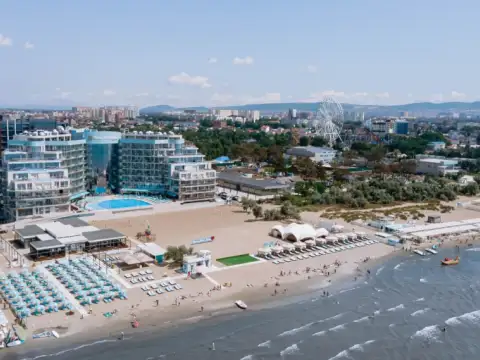 В трех минутах ходьбы от песчаного пляжа